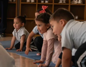 Niños del nivel preescolar trabajando juntos en una actividad de construcción y colaboración.